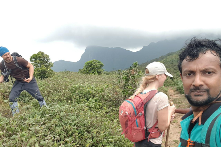 纳克尔斯峰探险和希洛亚村露营 2 日游