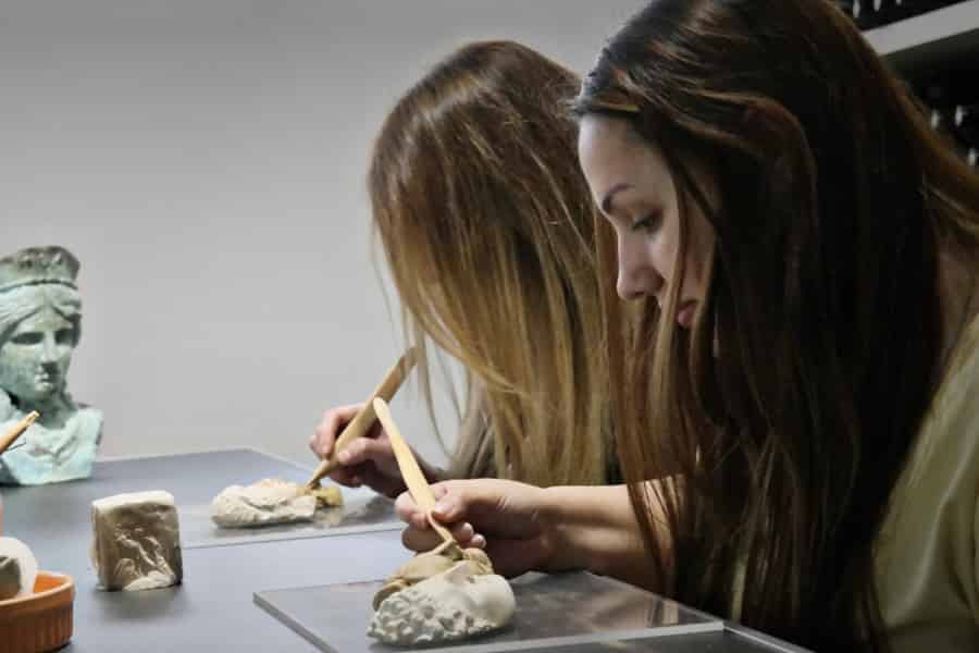 Athen: Sei ein antiker Bildhauer: Gestalte dein griechisches Meisterwerk. Foto: GetYourGuide Athen: Sei ein antiker Bildhauer: Gestalte dein griechisches Meisterwerk. Foto: GetYourGuide