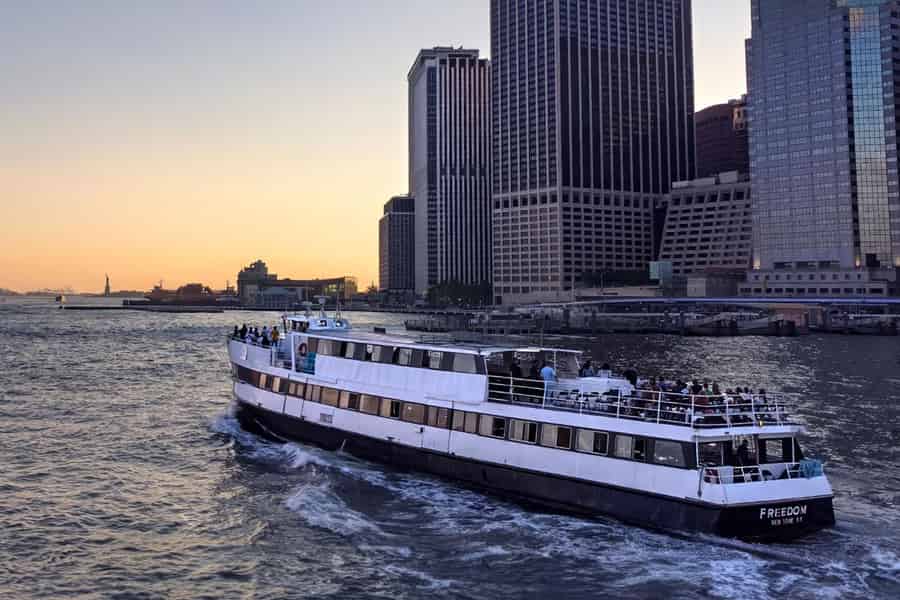 New York: Sonnenuntergangsfahrt mit Blick auf die Freiheitsstatue. Foto: GetYourGuide