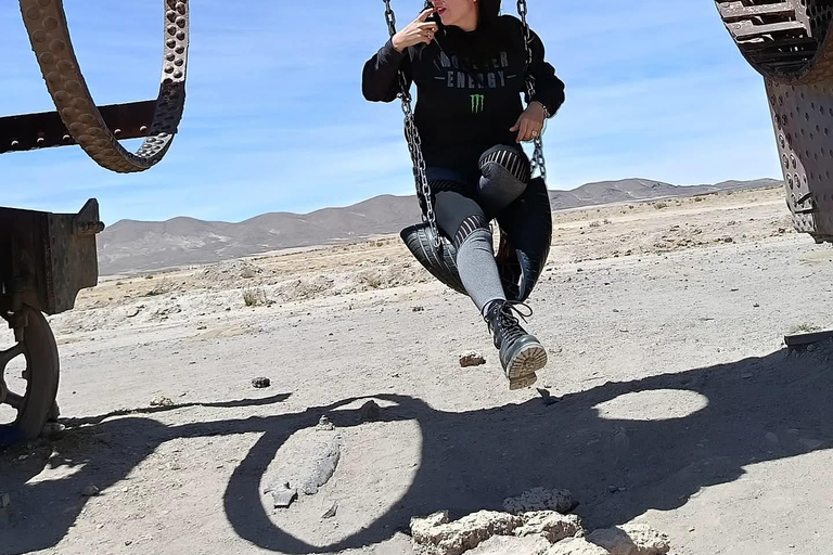 Uyuni: Salt Flats Tour with Lunch, Reflections, and Sunset
