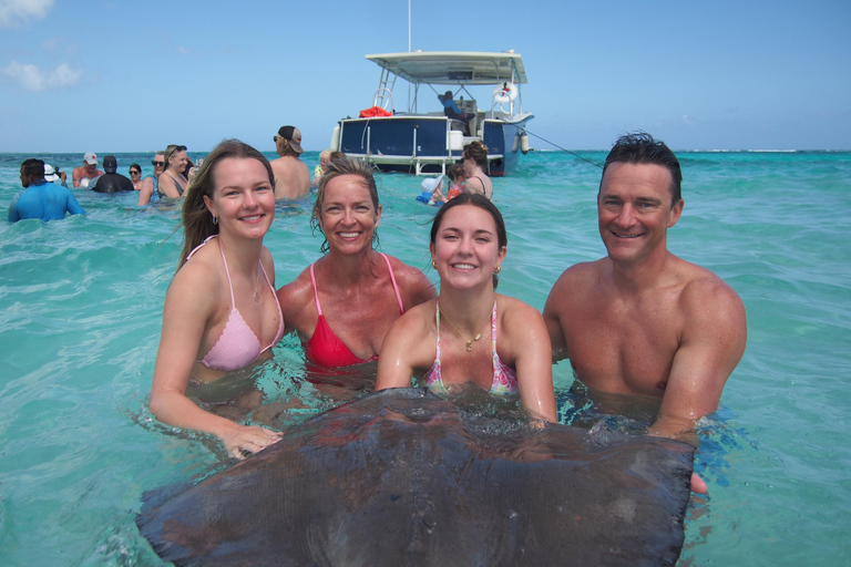 Grand Cayman: Catamaran Cruise with Stingray City & Snorkel