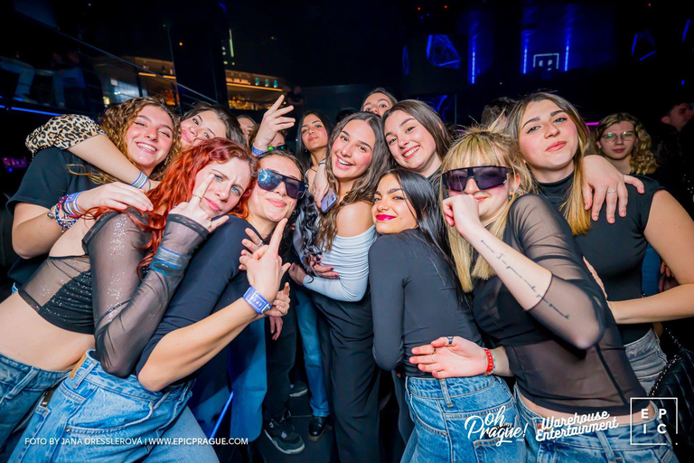 Pub Crawl z shotami i klubem nocnym w PradzePraga: Bar Crawl z przewodnikiem z shotami i wejściem do klubu nocnego