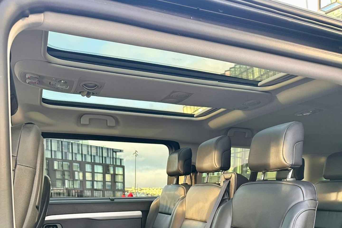 凯夫拉维克机场到雷克雅未克市中心，途经天空泻湖的完美旅程