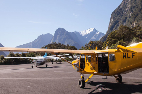 Vanuit Wanaka: Milford Sound vlucht met landing &amp; gletsjers