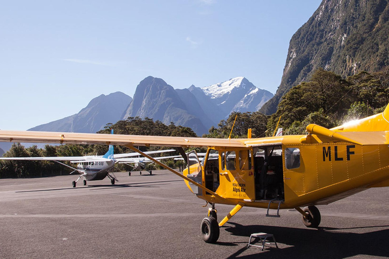 Från Wanaka: Milford Sound Flyg med landning och glaciärer