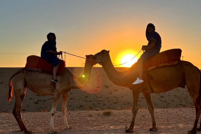 Marrakech : Promenade à dos de chameau au coucher du soleil avec dîner dans le désert d'AgafayMarrakech : Promenade à dos de chameau au coucher du soleil et dîner dans le désert d'Agafay