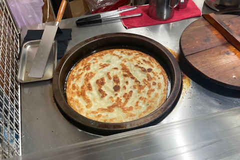 Taipei: Evening Street Food Tour with Locals