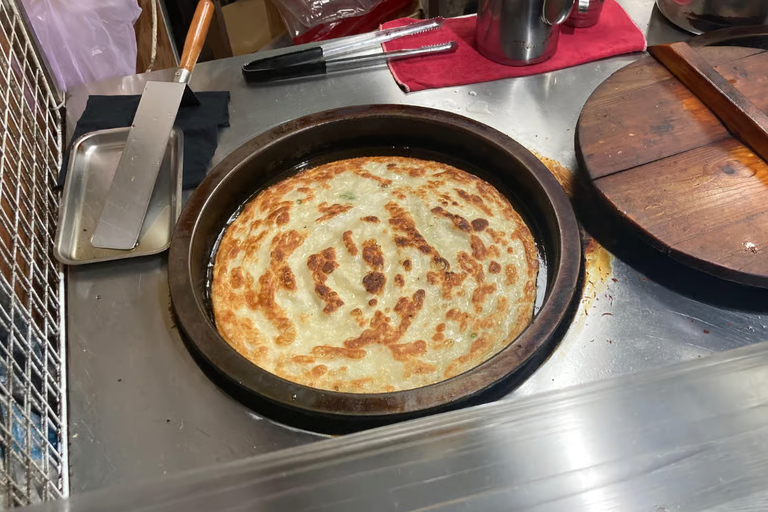 Taipei: Evening Street Food Tour with Locals