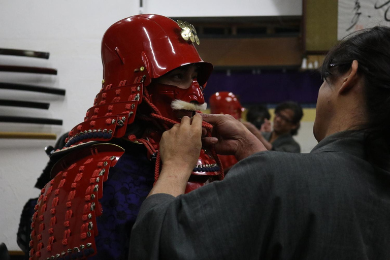 Osaka: 90 minuters lektion i samurajrustning och svärd nära slottetSamurajrustning + samurajsvärdskärning + videofilmning