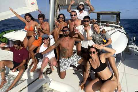 Valencia: Private catamaran (max. 10), on-board snacks and swimming – 3 hours Valencia: Private Catamaran (Max 10), Onboard Snacks and Swimming – 3 Hours