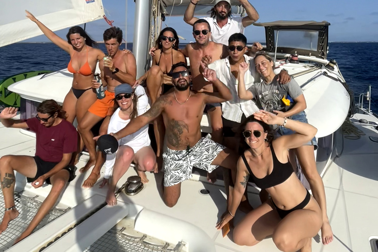 Valencia: Private catamaran (max. 10), on-board snacks and swimming – 3 hours Valencia: Private Catamaran (Max 10), Onboard Snacks and Swimming – 3 Hours