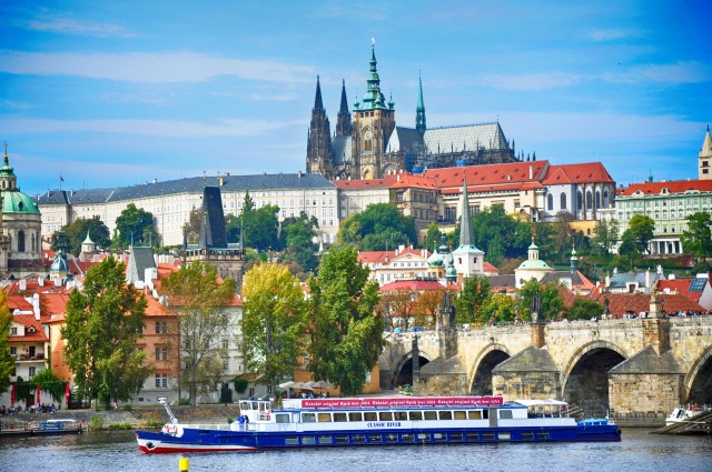 Visit Prague Panoramic Vltava River Cruise in Praga