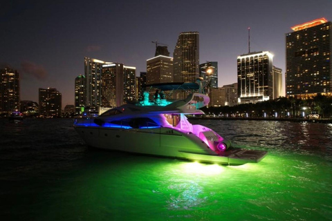 Wynajem jachtu w Miami z skuterami wodnymi, paddleboardami i pontonami