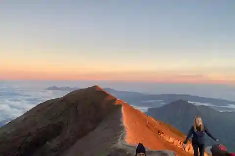 Trekking na szczyt Mount Agung o wschodzie słońca