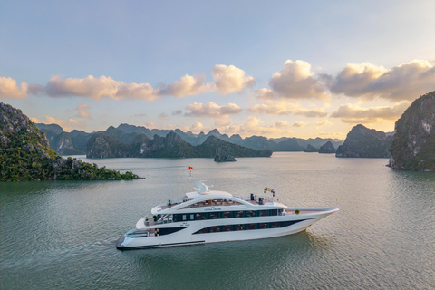 Halong Bay: Leona Dinner Cruise with Fireworks Show