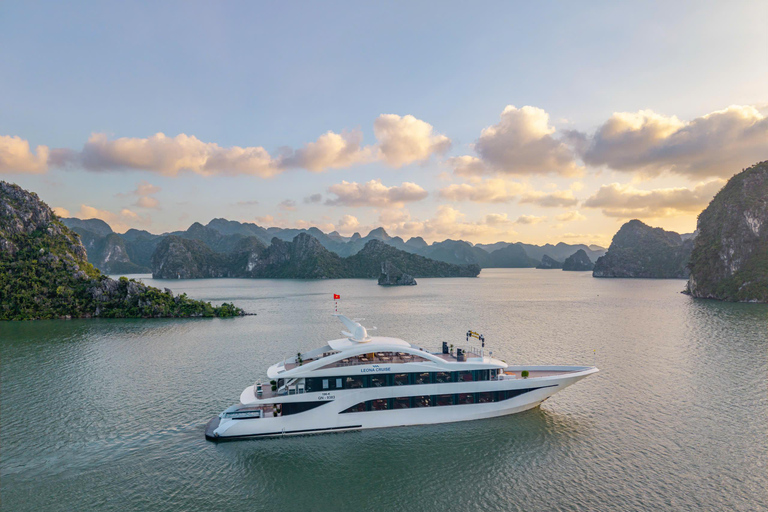 Halong Bay: Leona Dinner Cruise with Fireworks Show