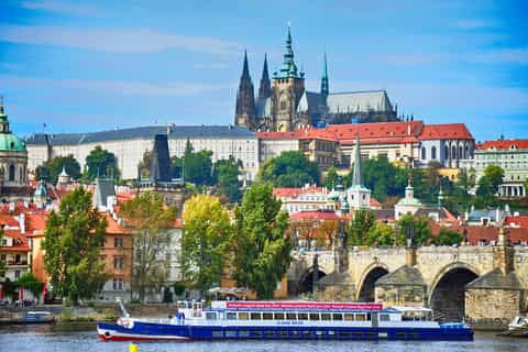 Praga: Excursão Turística a Pé, de Barco e Ônibus