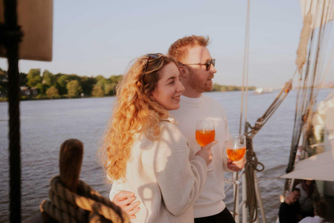 Brunch while sailing on the Elbe in Hamburg with the windjammer Mare Frisium