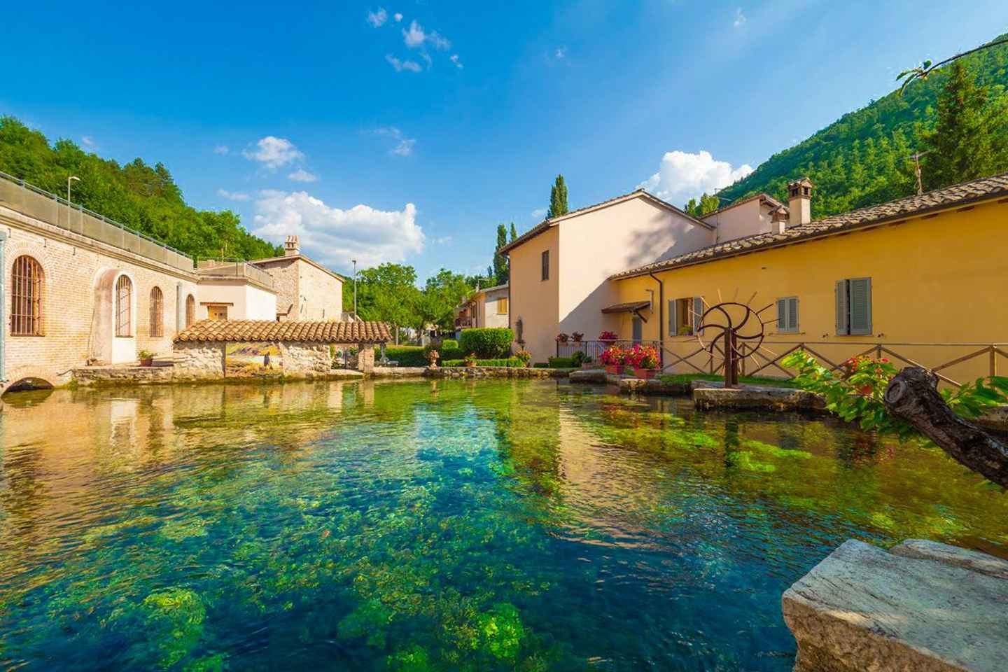 Umbria segreta: Rasiglia e autentica esperienza gastronomica locale