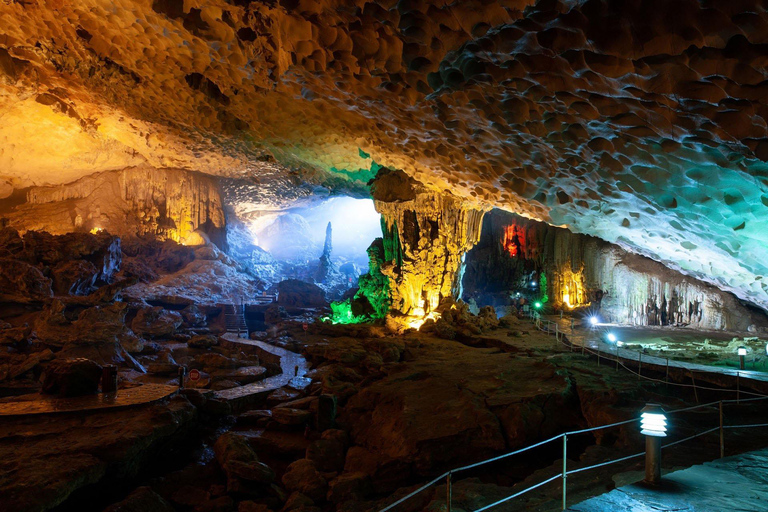 Från Hanoi: Halong Bay dagstur med grotta, ö och kajak