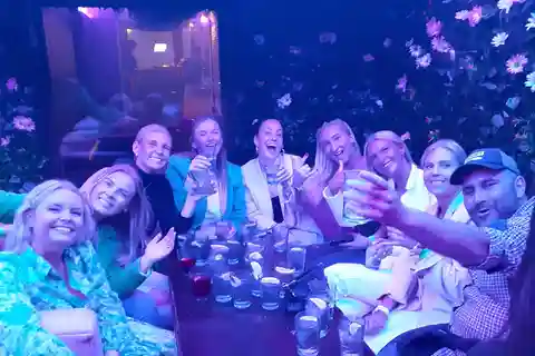 Divertido pub Crawl de exploradores con 1 hora de barra libre y 3 discotecas VIP