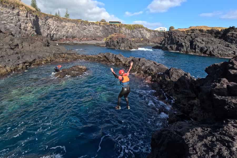 Coasteering auf São Miguel, Azoren – Caloura. Foto: GetYourGuide Coasteering auf São Miguel, Azoren – Caloura. Foto: GetYourGuide