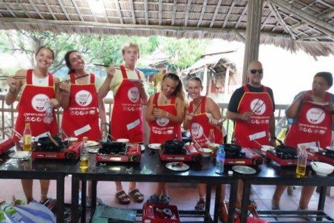 Wietnamska lekcja gotowania z lokalną rodziną w Hoi AnLekcja gotowania z targiem i wycieczką łodzią