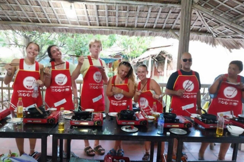 Hoi An: aula de culinária vegana - mercado e barco com cestas de cocoColeta em Da Nang