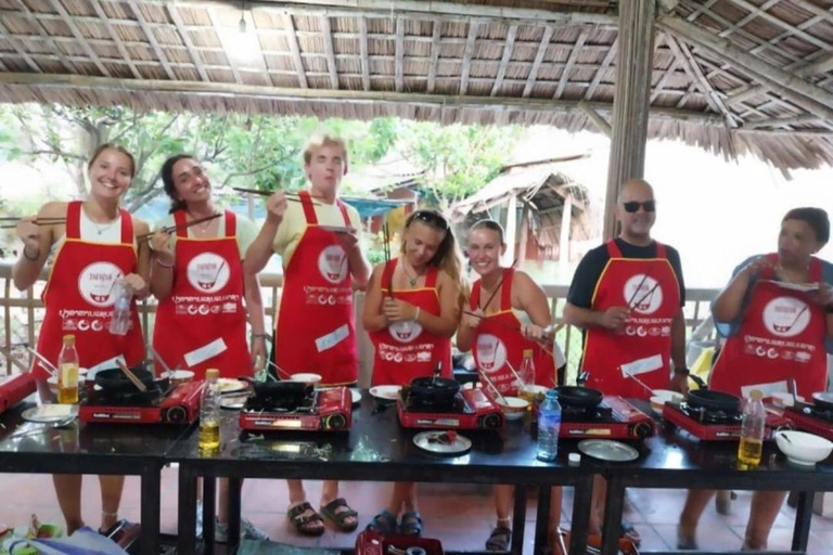 Hoi An : Clase de Cocina Vegana - Mercado y Barco con Cestas de CocoRecogida en Da Nang