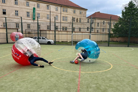 Praga: Futebol Bubbles no centro da cidade de Praga