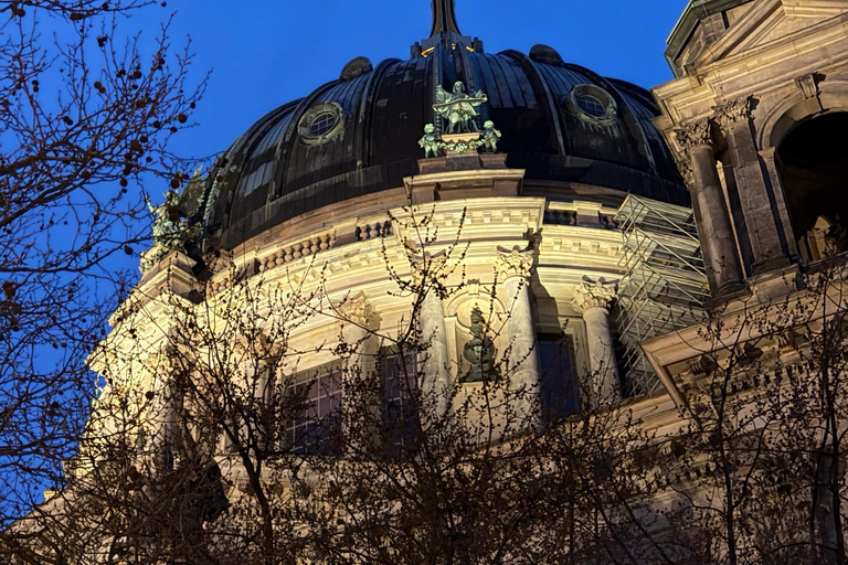 Berlin Night Walking Tour - Iconic Illuminated Landmarks Private Berlin Sunset Walking Tour - Iconic Landmarks