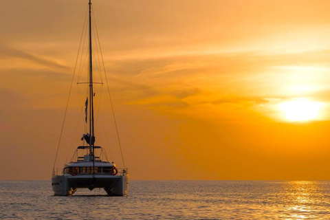 Hersonissos: viagem de catamarã ao pôr do sol com petiscos e bebidasHersonissos: Passeio de catamarã ao pôr do sol com traslado para Sisi e Milatos