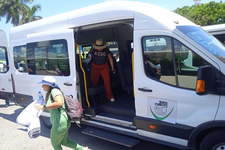 Traslado de ida o ida y vuelta del aeropuerto a Puerto MorelosAeropuerto de Cancún: Traslado de ida y vuelta a Puerto Morelos