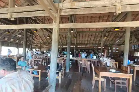 Visita a uma quinta de pimentos, incluindo o lago secreto e o mercado de caranguejos de Kep...