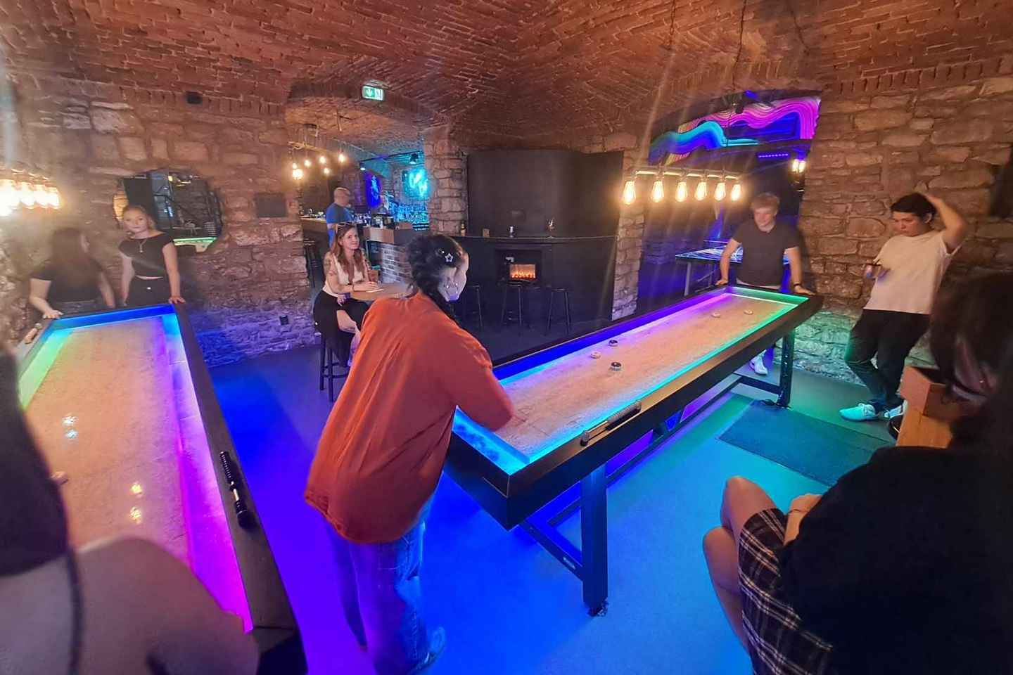 Crew Bar Prag: Opið bar, borðtennis eða skaflborð