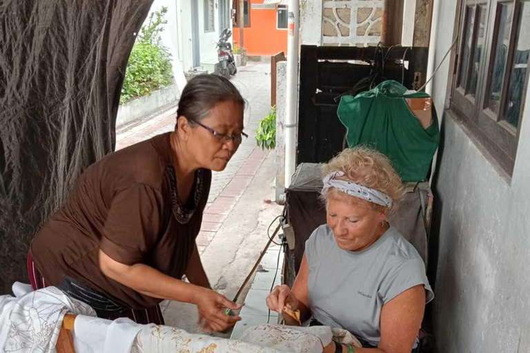Yogyakarta: wandeltour met gids naar het paleis van de sultan en TamansariYogyakarta: begeleide wandeltour naar het paleis van de sultan en Tamansari
