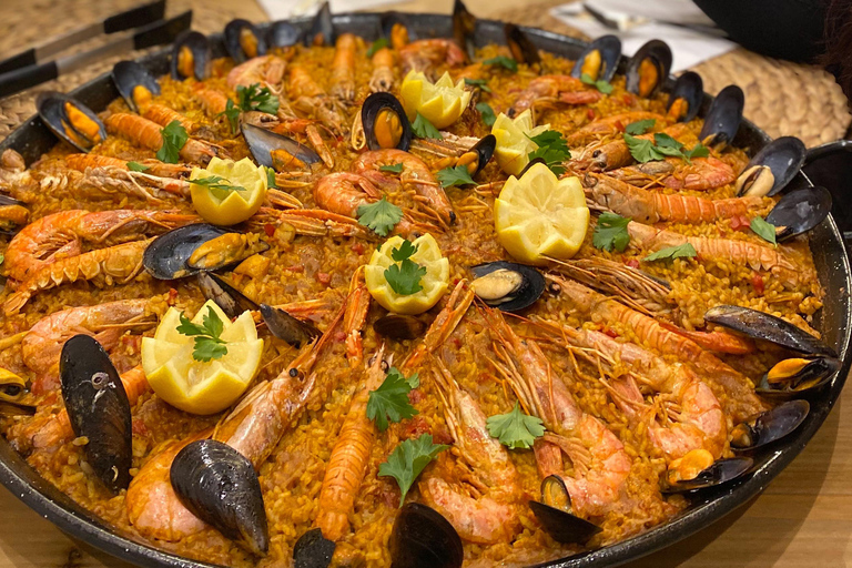 Barcelona: Clase de cocina de paella de marisco y mercado de la Boquería