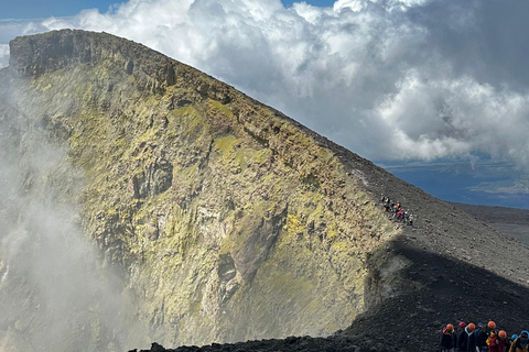 Szczyt Etny 3300 m n.p.m.: Trekking na aktywnym wulkanieSzczyt Etny 3300 m n.p.m.: Trekking po aktywnym wulkanie