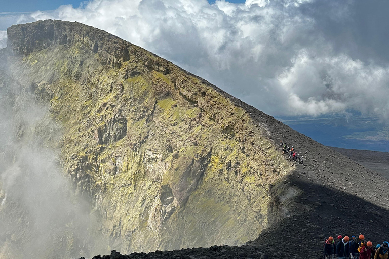 Szczyt Etny 3300 m n.p.m.: Trekking na aktywnym wulkanieSzczyt Etny 3300 m n.p.m.: Trekking po aktywnym wulkanie