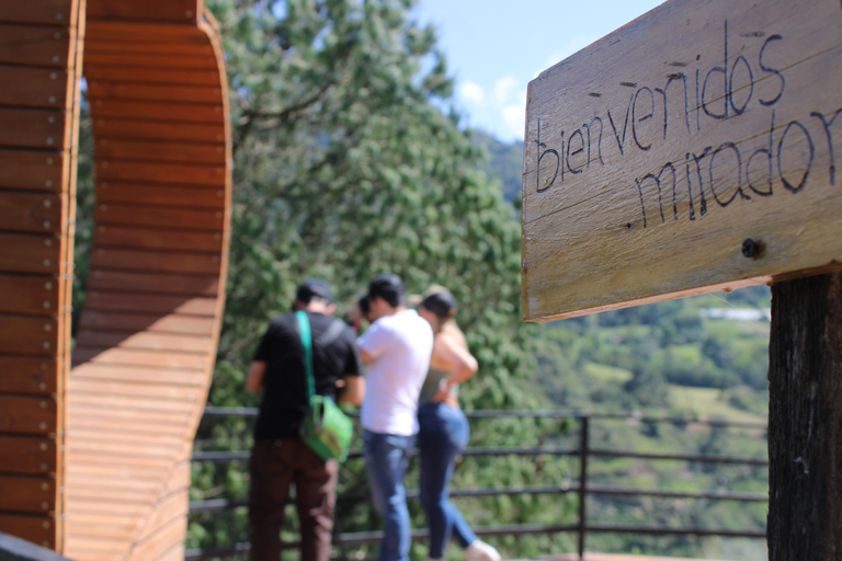 90 min de Monserrate: sabores do café, aves e cultura com guia localDescobre o encanto da Colômbia: Experiência de café e observação de aves perto de Bogotá