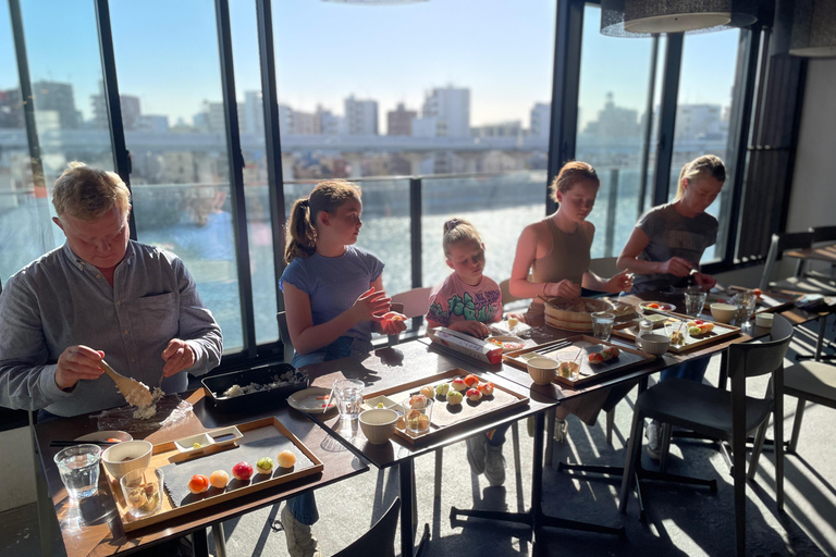 Maki och standard sushi i Tokyo Maki och standard sushi-tillverkningskurs i AsakusaTillverkning av sushi