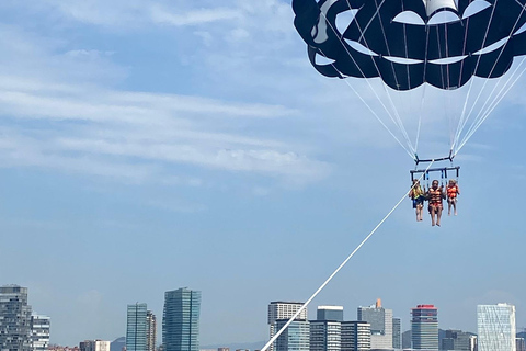Barcelona: Parasailing with panoramic views over the sea Barcelona: Parasailing with panoramic views while parachuting over the sea