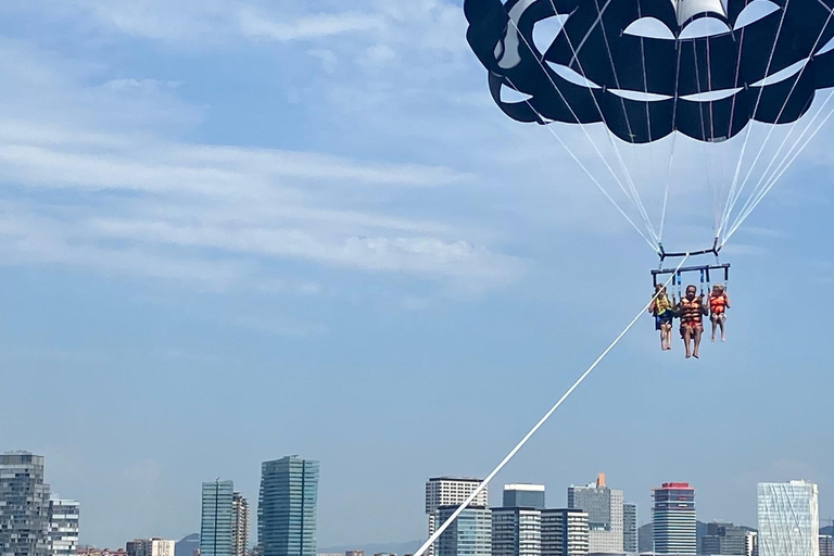 Barcelona: Parasailing with panoramic views over the sea Barcelona: Parasailing with panoramic views while parachuting over the sea