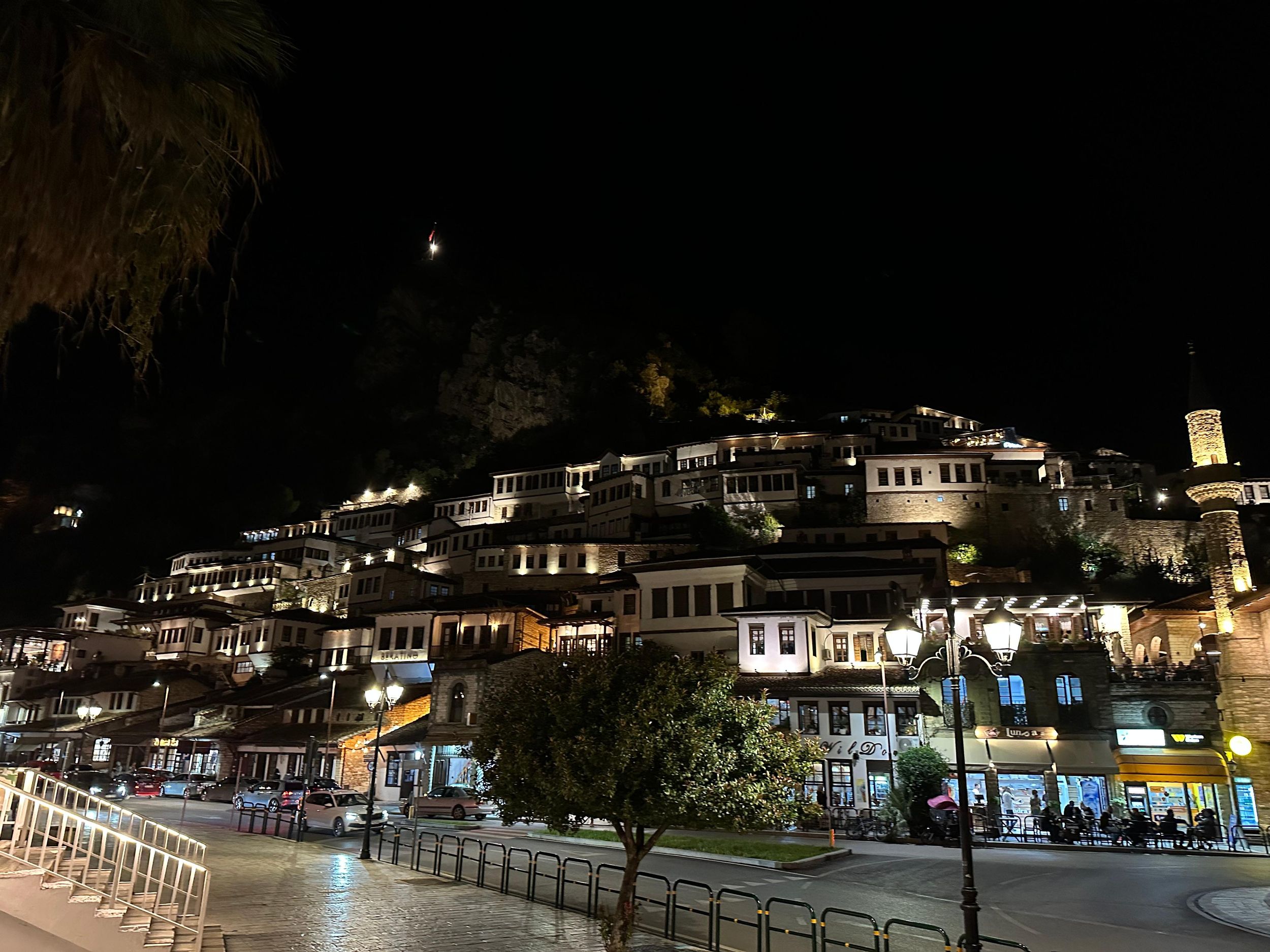 Ab Tirana & Durres: Private Tagestour nach Berat und zum Belshi-See