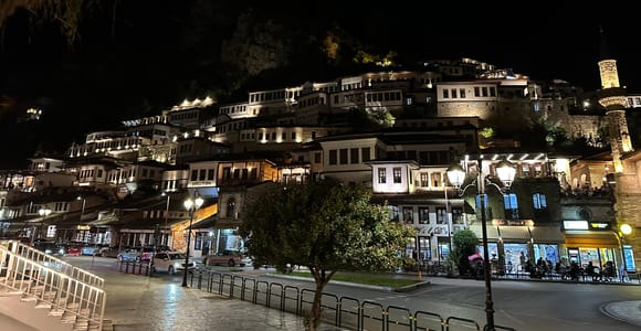 Ab Tirana & Durres: Private Tagestour nach Berat und zum Belshi-See