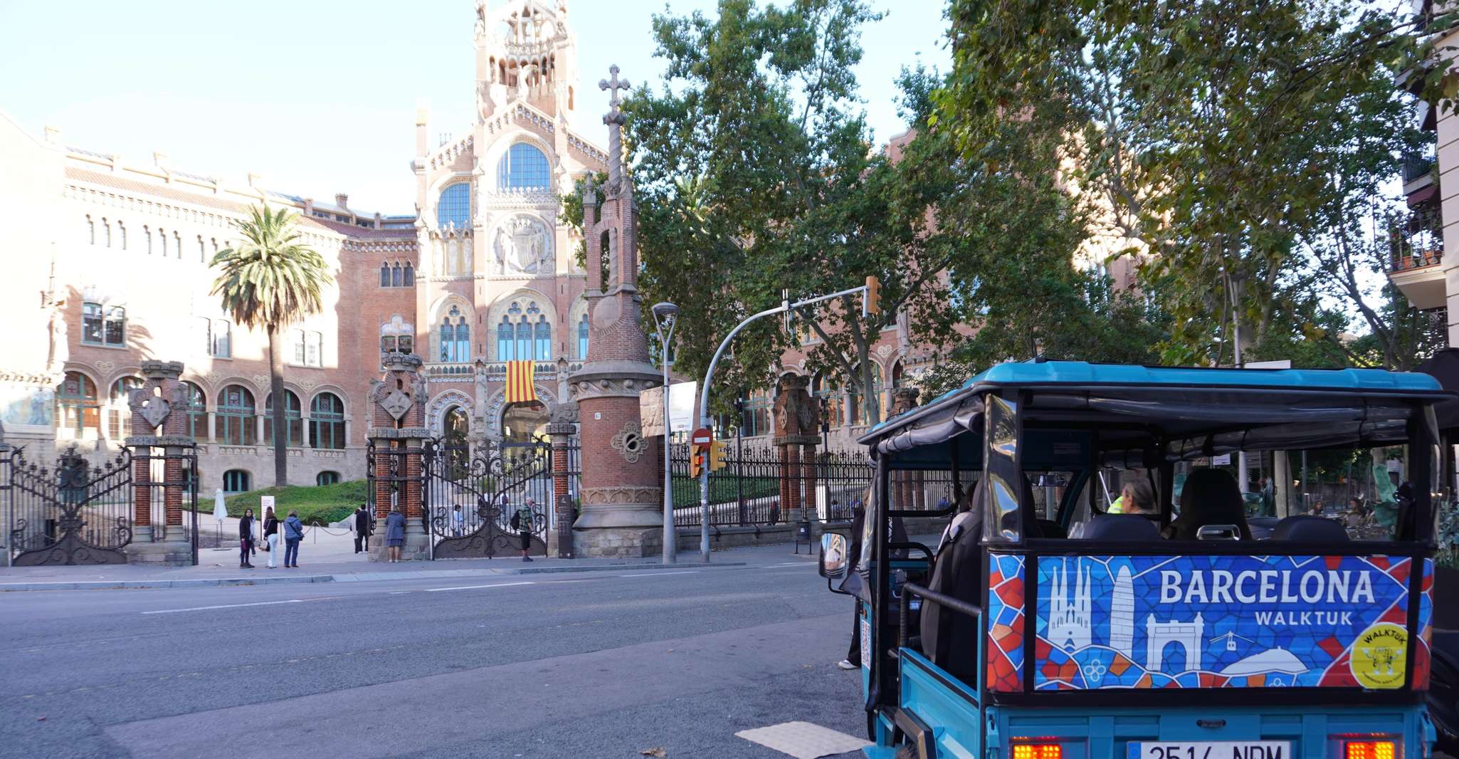 Barcelona: Tour by electric tuk tuk