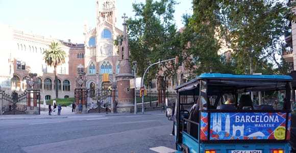 Barcelona: Sightseeing tour by electric tuk tuk
