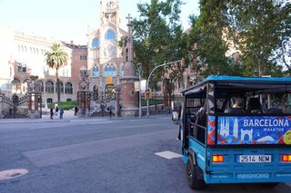 Barcelona: Tour by electric tuk tuk