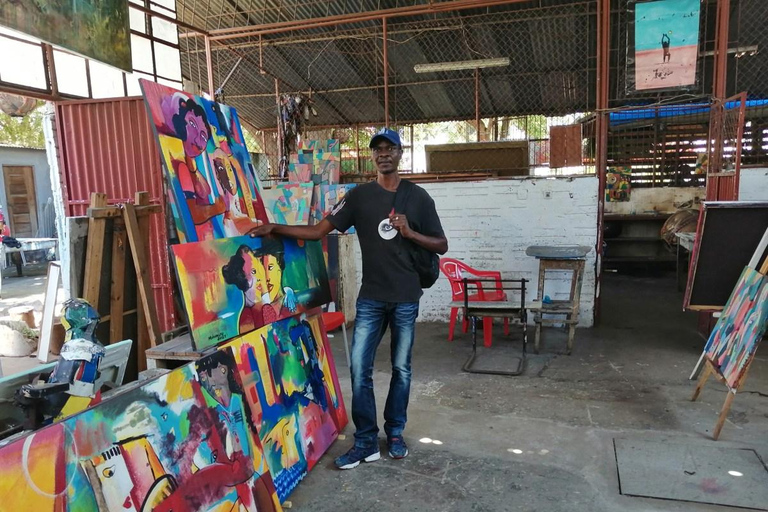 Art and Flavor in Maputo: Núcleo de Arte, Sculptures and Interaction with Artists Art and Flavor in Maputo: Art Center, Sculptures, and Interaction with Artists
