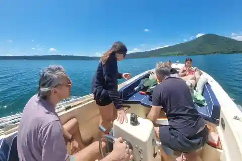 プライベートボートでヴィコ湖地域公園を巡る